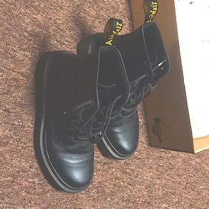 Dr Martens women boots size 5, good for normal size 6.5